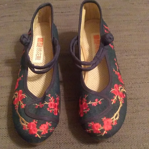 Shoes - Picture 2 of 4